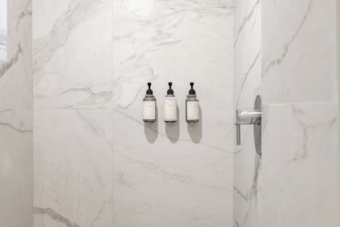 Business Room | Bathroom | Shower, free toiletries, hair dryer, towels