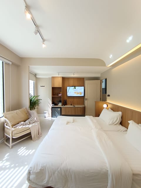 Superior Room with Bathtub | Free WiFi, bed sheets