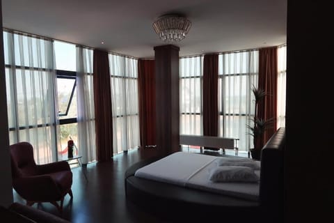 Junior Suite | Desk, laptop workspace, blackout drapes, iron/ironing board