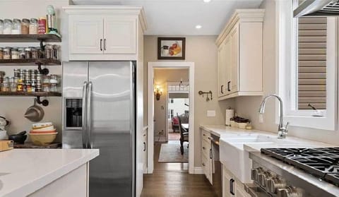 Superior Villa, Non Smoking, Kitchen | Private kitchen | Fridge, microwave, oven, stovetop