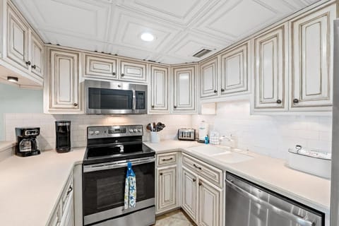 Condo, Multiple Beds (Sugar Beach Condo B-14) | Private kitchen