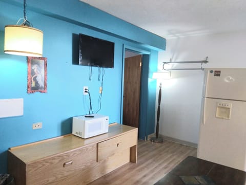 Suite | Living area | 32-inch Smart TV with cable channels, streaming services