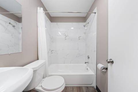 Studio, 1 Queen Bed, Non Smoking | Bathroom | Combined shower/tub, towels, toilet paper