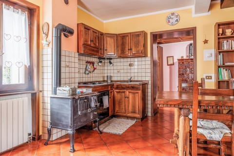 Apartment, 3 Bedrooms, Balcony, Mountain View | Private kitchen | Fridge, oven, stovetop, electric kettle