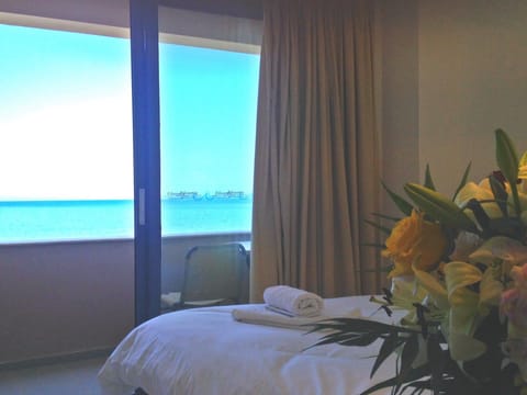 Suite | Minibar, in-room safe, desk, laptop workspace