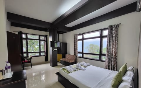 Deluxe Double Room, 1 Double Bed, Mountain View | Laptop workspace, WiFi (free), bed sheets