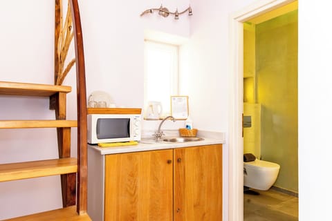 Deluxe Quadruple Room | Private kitchenette | Mini-fridge, microwave