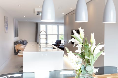 Deluxe House | Private kitchen | Full-size fridge, microwave, oven, stovetop