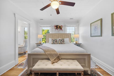 Luxury Suite, 1 King Bed, Non Smoking, Private Bathroom | Premium bedding, pillowtop beds, individually decorated