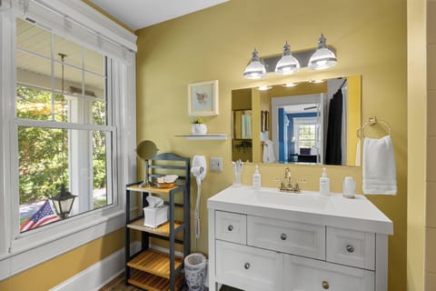 Romantic Room, 1 King Bed, Non Smoking, Private Bathroom (Norton) | Bathroom | Shower, rainfall showerhead, free toiletries, hair dryer