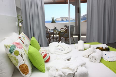 Superior Double Room, Sea View | Laptop workspace, soundproofing, bed sheets