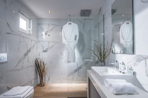 Superior Suite, 2 Bedrooms, Sea View | Bathroom | Free toiletries, hair dryer, towels, soap