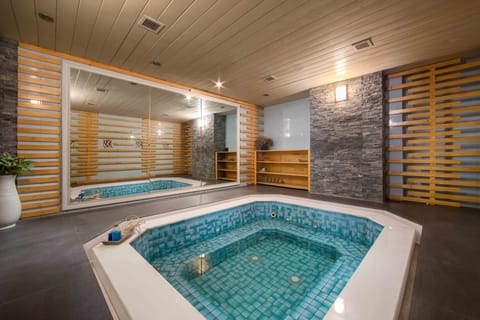 Indoor spa tub