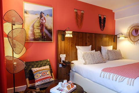 Standard Room, 1 Queen Bed, Non Smoking | In-room safe, desk, blackout drapes, soundproofing