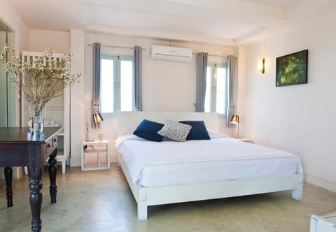 Upper-Floor Mountain View King Room With Sunroom | Laptop workspace, blackout drapes, free WiFi