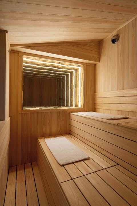 Superior Apartment | Bathroom | Separate tub and shower, hair dryer, bidet, towels