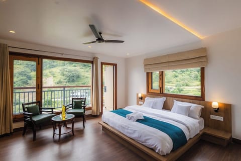 Premium Room | Laptop workspace, iron/ironing board, free WiFi