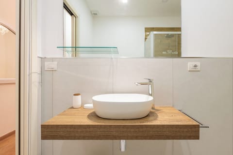 Classic Triple Room, 1 Bedroom | Bathroom | Shower, hair dryer, towels, soap