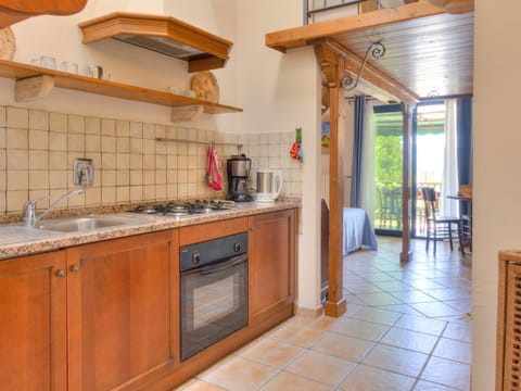 Comfort House, 2 Bedrooms | Private kitchen | Fridge, oven, coffee/tea maker, electric kettle