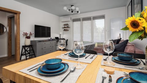 Apartment, Patio (4) | In-room dining