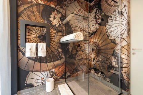 Campo de' Fiori - Design Room | Bathroom | Hair dryer, bathrobes, slippers, towels