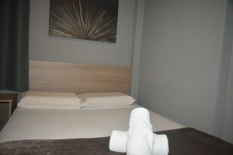 Double Room Single Use | Laptop workspace, free WiFi, bed sheets