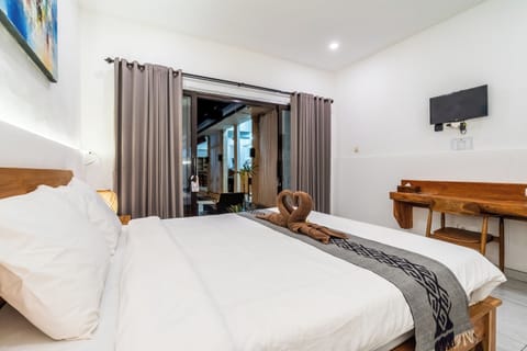 Deluxe Double Room, Pool View | Interior