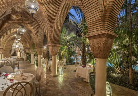 2 restaurants; breakfast, lunch, and dinner served