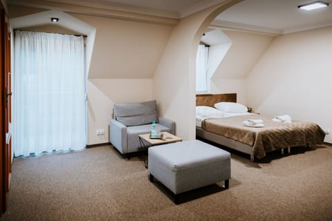 Desk, laptop workspace, free WiFi, bed sheets