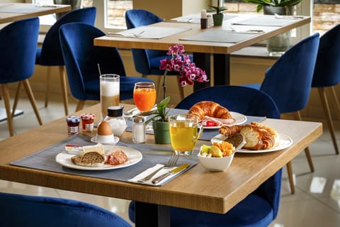 Free daily buffet breakfast