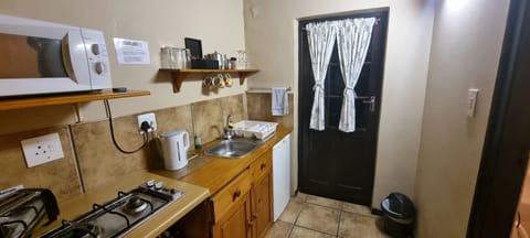 Double Room (Bachelor) | Private kitchenette | Fridge, microwave, stovetop, coffee/tea maker