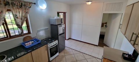 Cottage (2) | Private kitchen | Full-size fridge, microwave, stovetop, coffee/tea maker