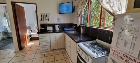 Cottage (1) | Private kitchen | Full-size fridge, microwave, stovetop, coffee/tea maker