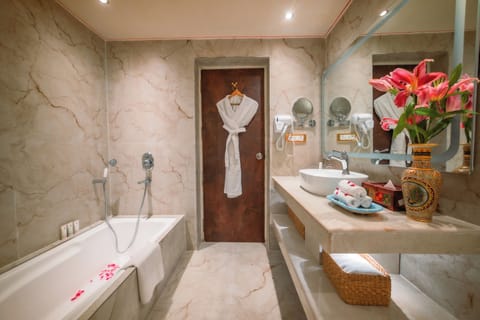 Executive Room | Bathroom | Separate tub and shower, free toiletries, hair dryer, slippers