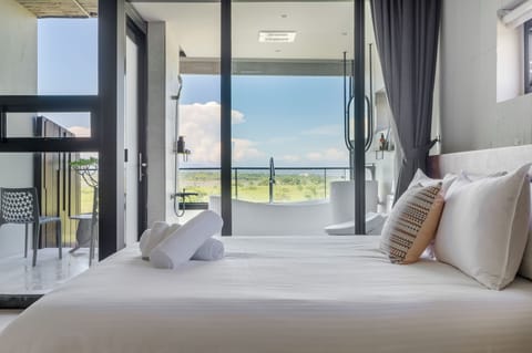 Deluxe Double Room with Sea View | Blackout drapes, free WiFi, bed sheets