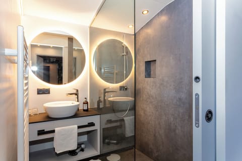 Deluxe Suite, Balcony, Mountain View | Bathroom | Shower, hair dryer, towels, soap