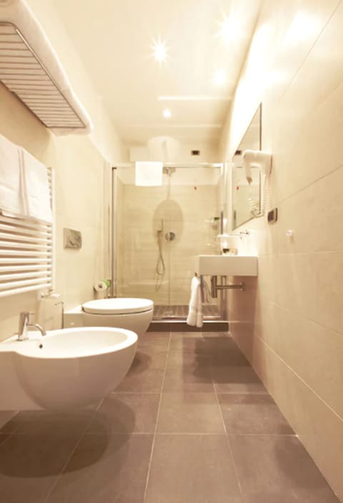 Shower, rainfall showerhead, free toiletries, hair dryer