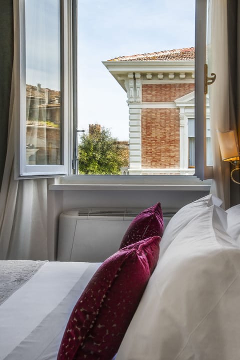 Minibar, in-room safe, free WiFi, bed sheets