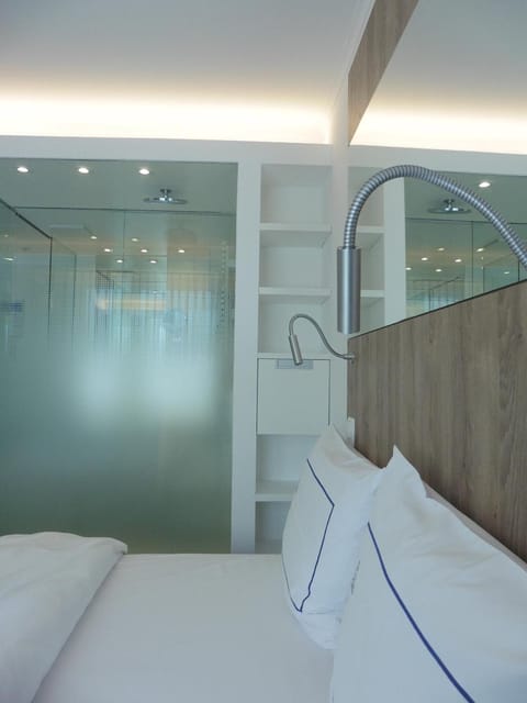 Hypo-allergenic bedding, in-room safe, desk, blackout drapes