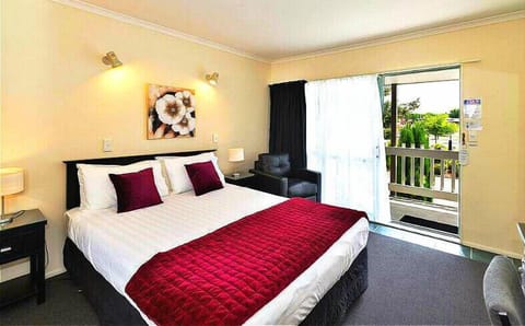 Desk, laptop workspace, iron/ironing board, free WiFi