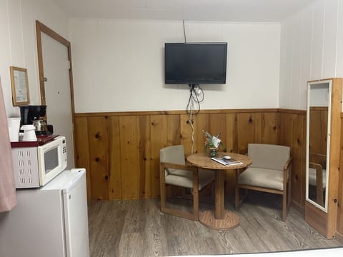 Standard Room, 1 King Bed | Iron/ironing board, free WiFi, bed sheets