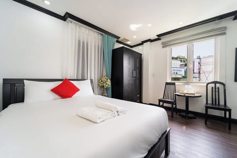 Deluxe Room, 1 Queen Bed | In-room safe, desk, blackout drapes, soundproofing