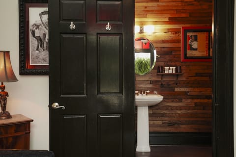 Marigny Suite  | Bathroom | Shower, free toiletries, hair dryer, towels