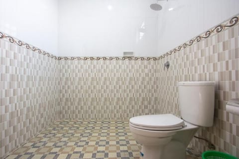 Standard Room, Balcony, Courtyard View | Bathroom | Shower, free toiletries, towels, soap