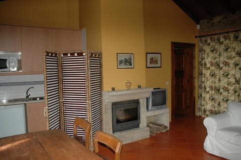 Casa do Alpendre | Private kitchen | Mini-fridge, microwave, stovetop, cookware/dishes/utensils