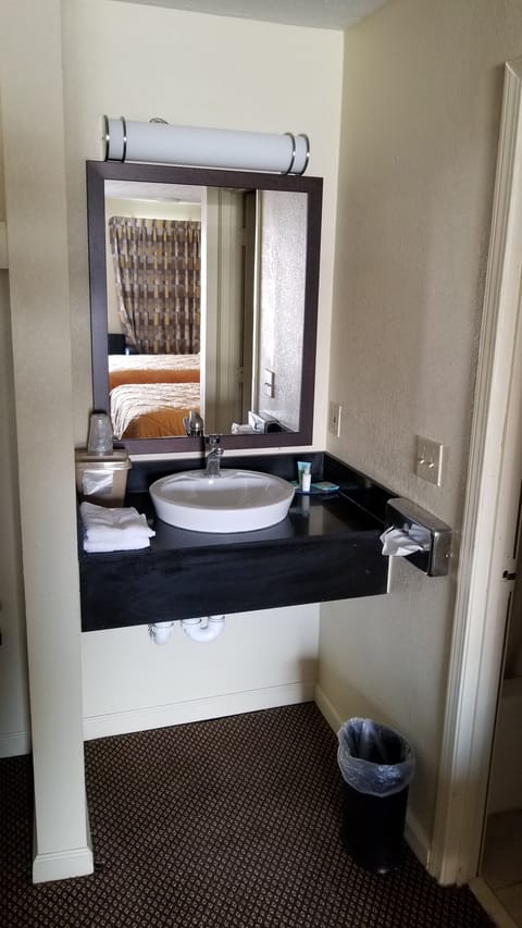 Standard Double Room | Bathroom sink
