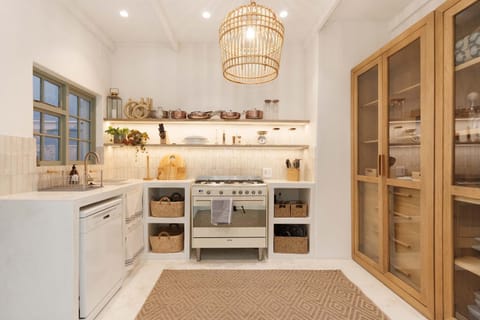 House | 5 bedrooms, desk, Internet