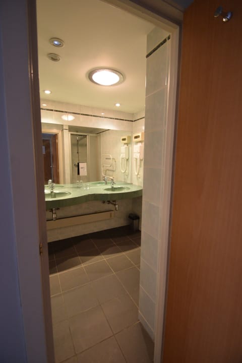 Junior Suite with daily cleaning | Bathroom | Combined shower/tub, hair dryer, towels