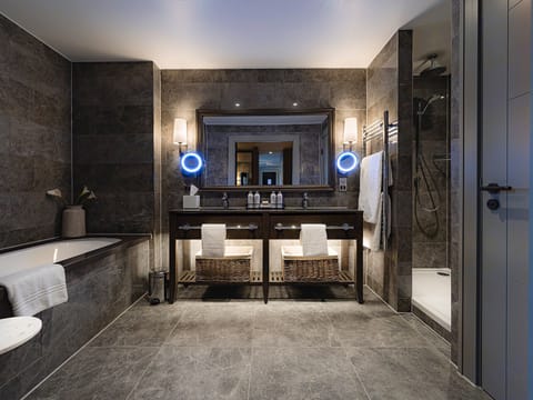 Deluxe Suite | Bathroom | Hair dryer, towels