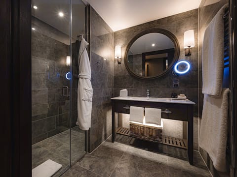 Grand Deluxe Suite | Bathroom | Hair dryer, towels